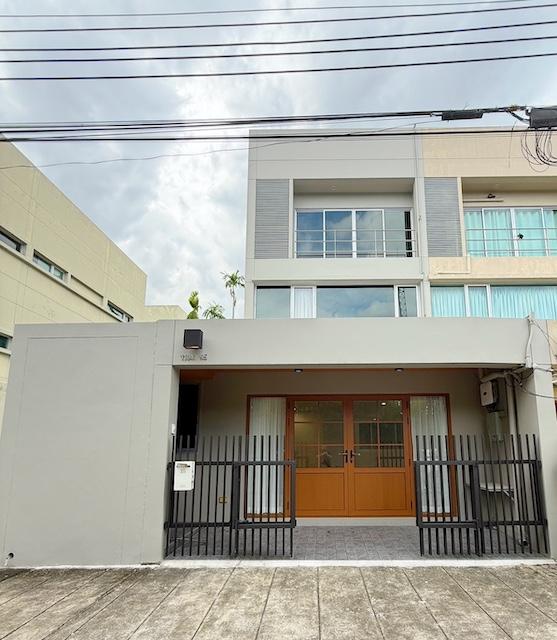 ให้เช่าทาวน์โฮม 3 ชั้น 27.5 ตรว. Noble Cube พัฒนาการ หลังมุม