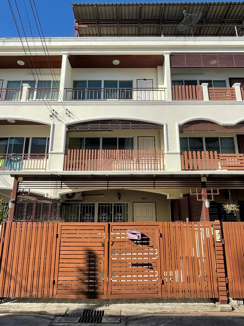 ขายทาวน์โฮม 3 ชั้น + ดาดฟ้า 25 ตรว. 200 ตรม. 4 ห้องนอน ซอยพัฒนากา