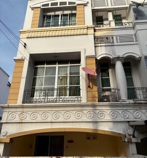 ให้เช่าทาวน์โฮม 3 ชั้น บ้านกลางเมือง ลาดพร้าว โยธินพัฒนา