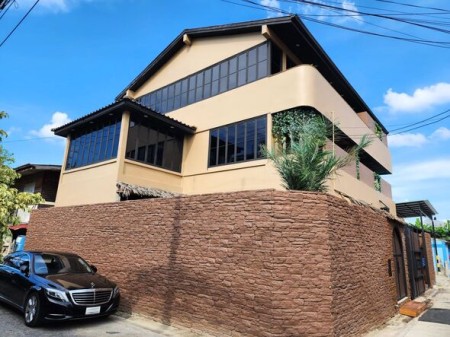 ขาย บ้าน บ้านพูลวิลล่าศรีนครินทร์ พูลวิลล่าสไตล์รีสอร์ทใกล้อ่อนนุช ใกล้รถไฟฟ้าสายสีเหลือง พูลวิลล่าสุดหรู3ชั้น พร้อมบาร์วิวเมือง180องศา